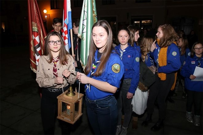 Betlehemsko svjetlo u varaždinskoj katedrali - upalimo svjetlo u našim srcima